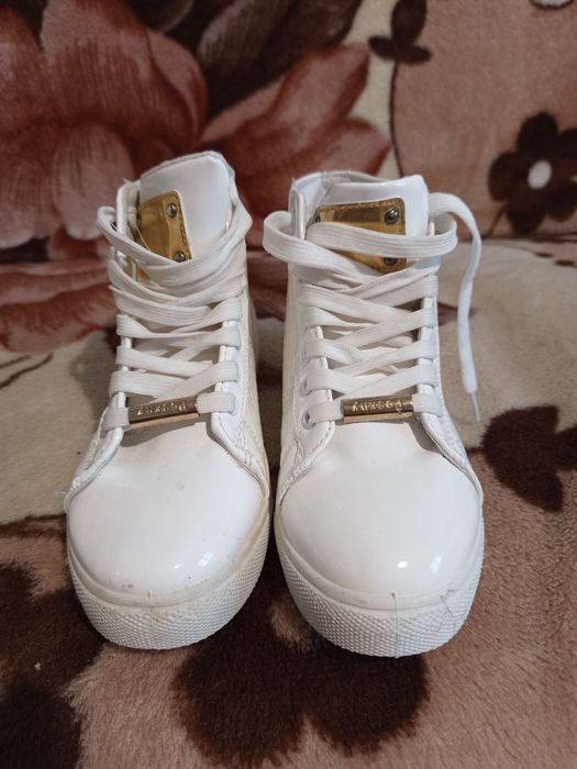 Снікерси білі класні нові