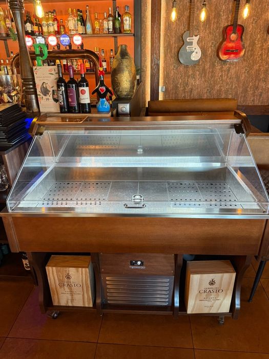 Vitrine de marisco/peixes com fabricação de gelo automática  c/ garantia  , 8 meses de uso ,