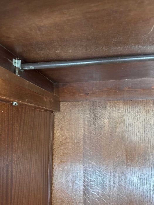 Roupeiro antigo, boa qualidade em madeira.