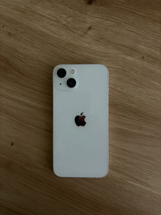 Iphone 13 com duas capas e cabos