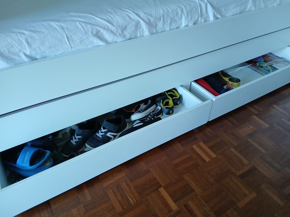 Cama c/ cama-gaveta + arrumação