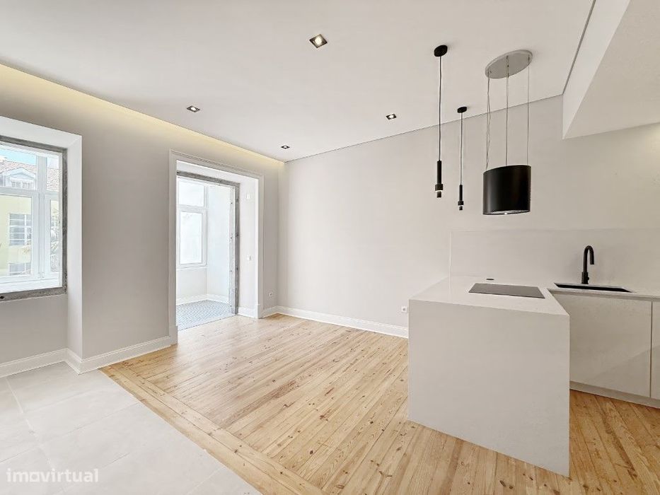 Apartamento T3 Remodelado com 2 Suites, Closet e logradouro na Av. ...