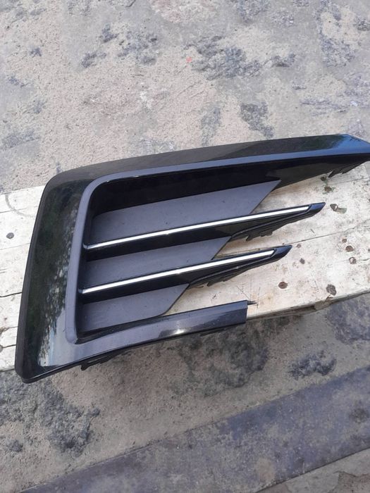 Решітка права переднього бампера,Вольксфаген B8