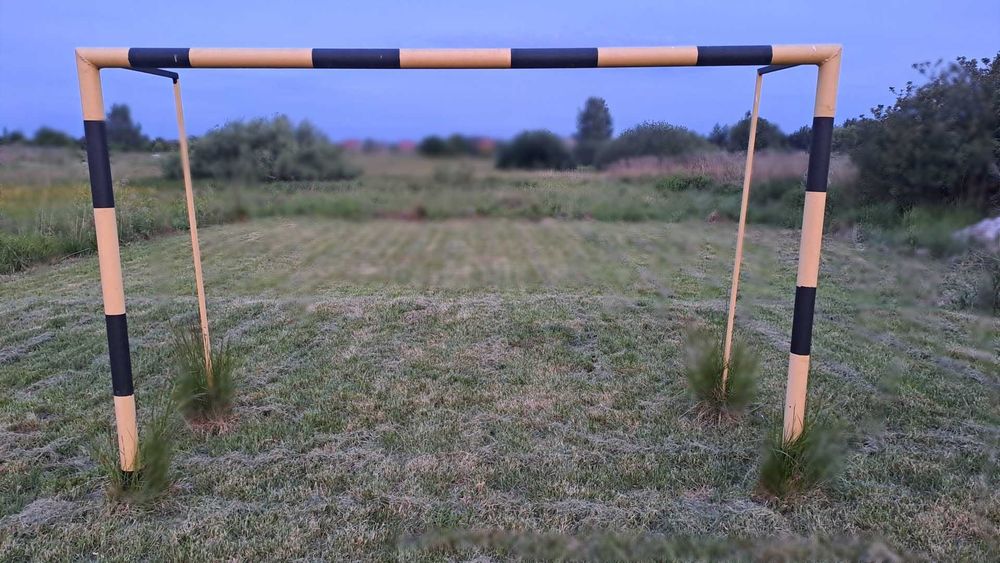 Bramki piłkarskie o wymiarach 300cm X 200cm.