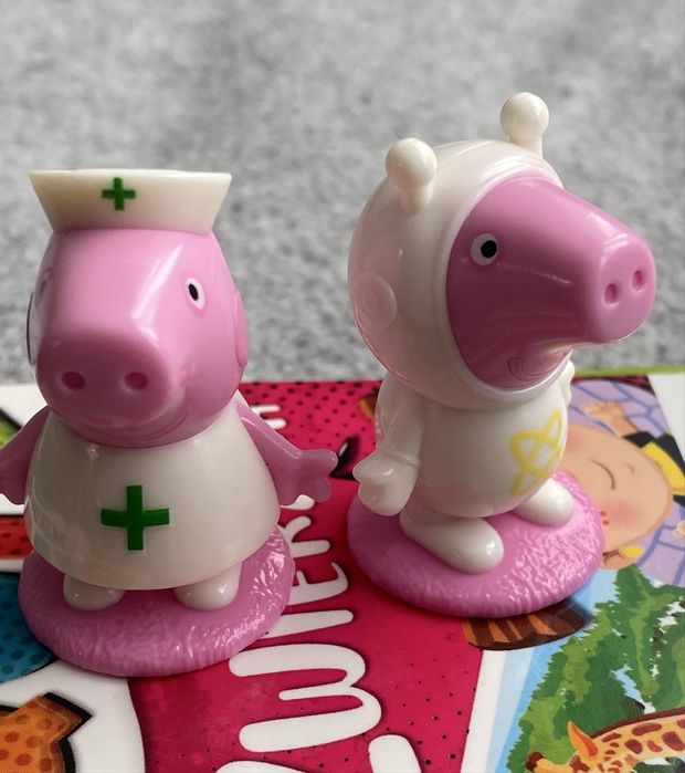 2 małe figurki Peppa Pig Świnka Peppa lekarze
