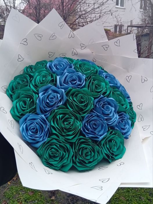 Букет з атласних троянд