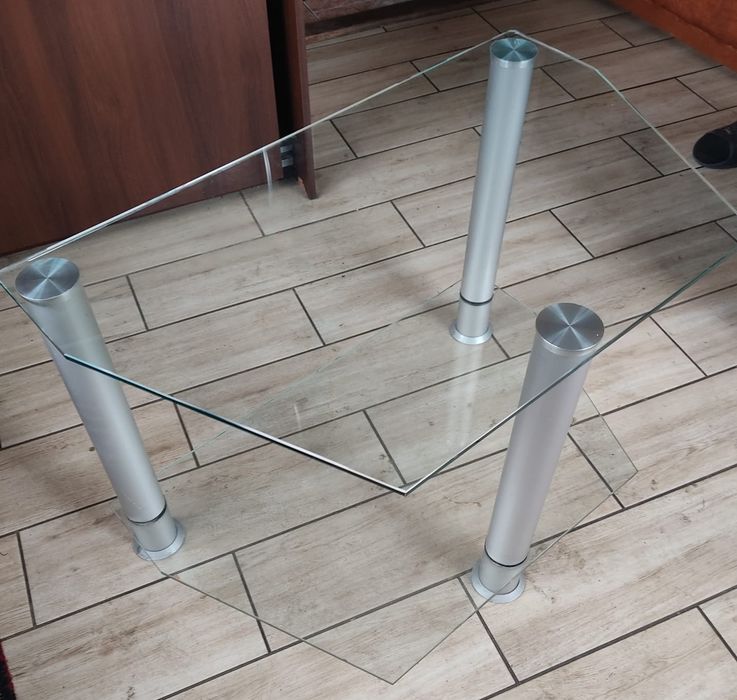 Szklana szafka pod tv