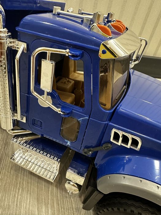 Самосвал Bruder Mack