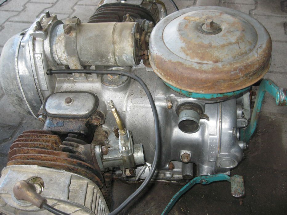 Silnik K - 750  ze skrzynią biegów na chodzie