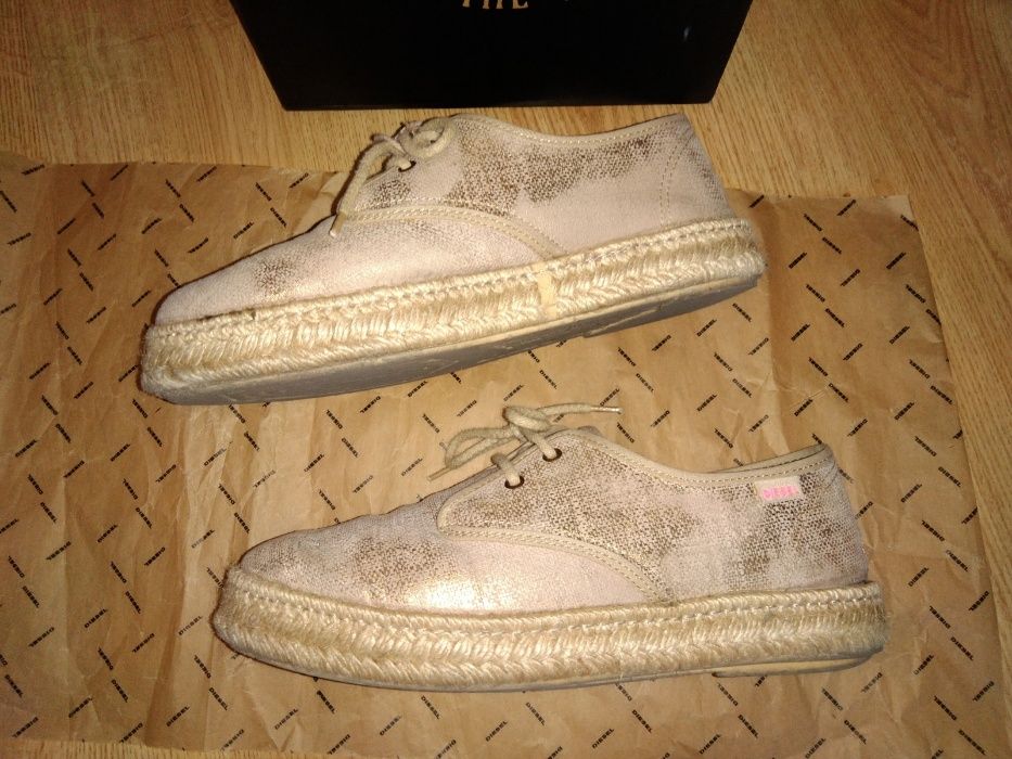 Ténis Diesel dourados corda tamanho 39