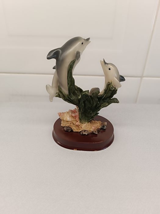 Artigo Decorativo. Golfinhos em Marfinite. 14 cm 13 cm