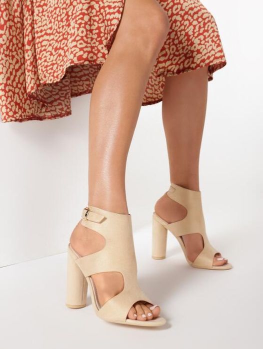 Beżowe sandały na słupku