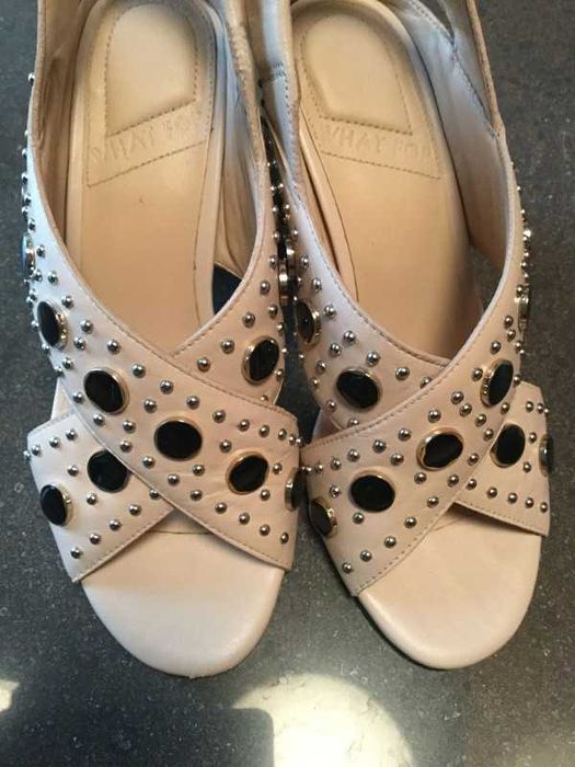 Sandália rosa bebé e pedras pretas