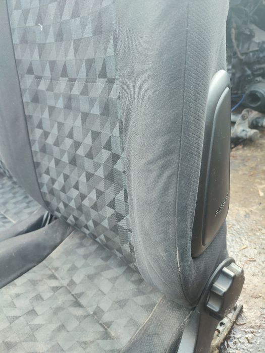 Передні сидіння на Opel Astra купе