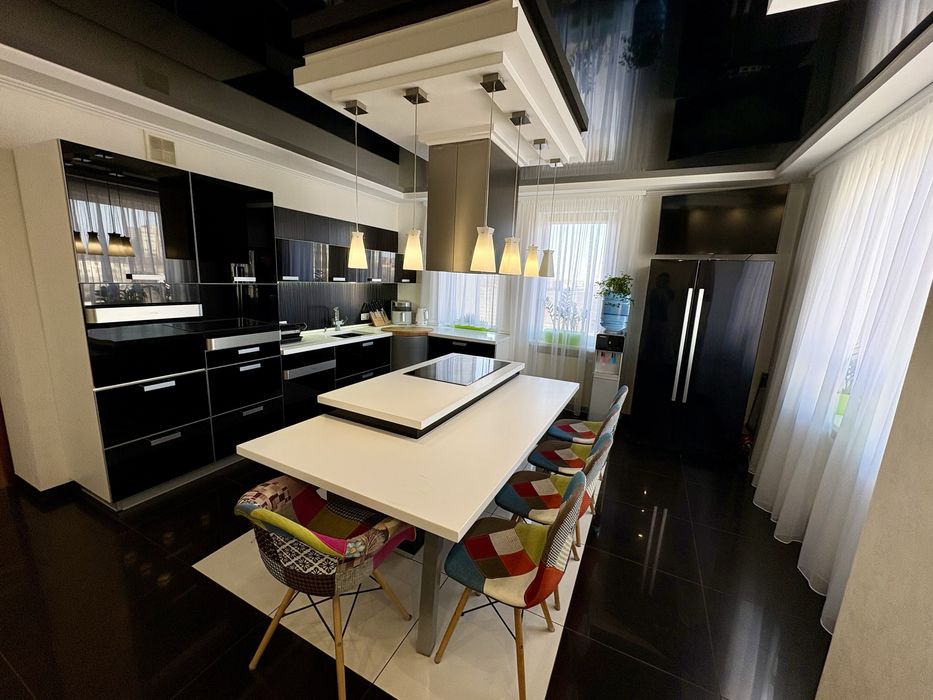 Продам 2-во поверхову квартиру в центрі міста