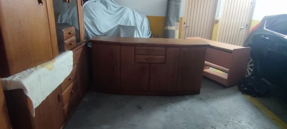 Vendo mobília de sala moderna maciça,com 6 cadeiras