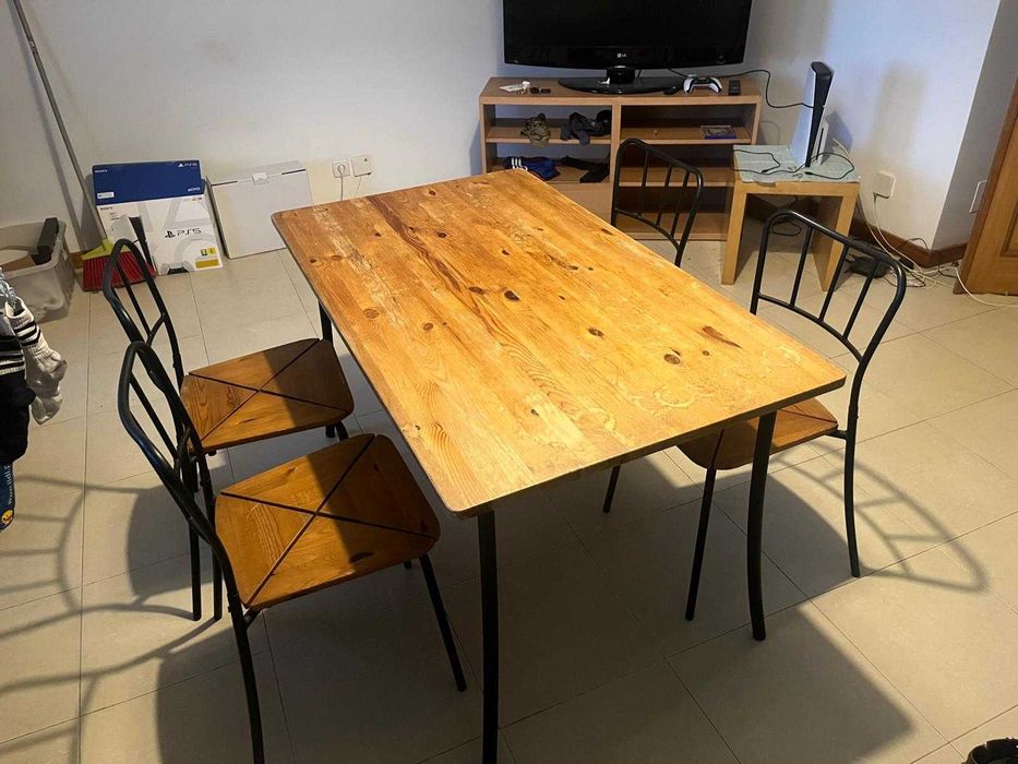 Mesa de jantar + 4 cadeiras | Estilo Industrial em mandeira | Bom estado