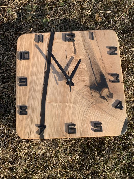 Деревяний настіний годинник на подарунок з епоксидною смолою
