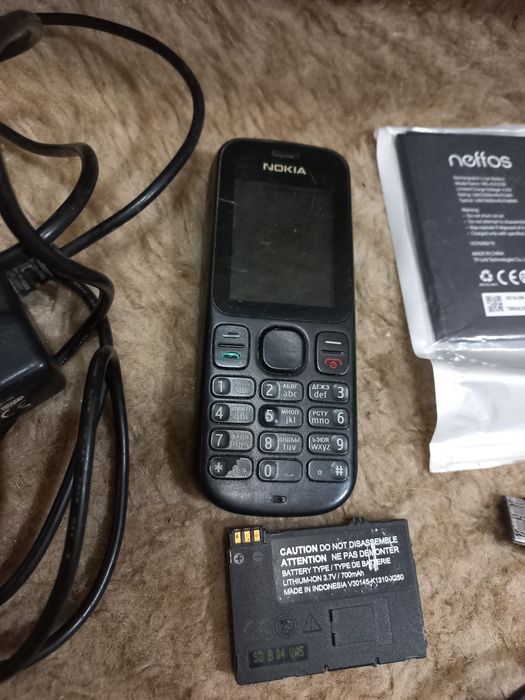 Лот Кнопочный телефон nokia, разные зарядки