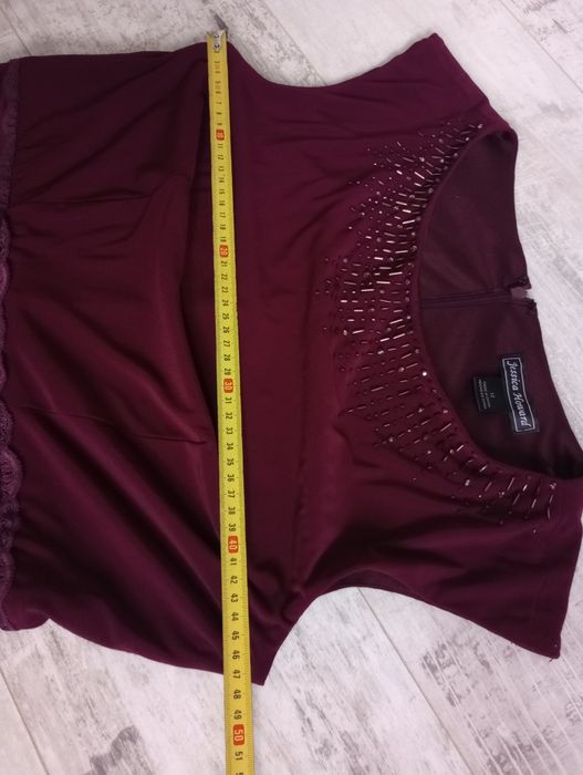 Piękna bordowa sukienka z kryształkami ozdobami