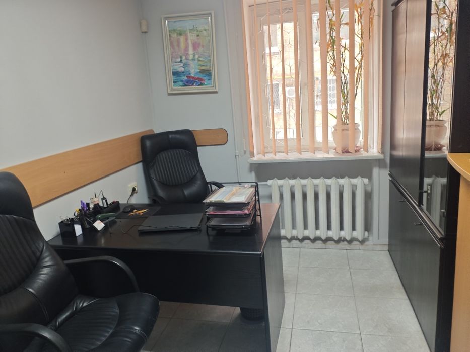 92м2 Окремий вхід з фасаду Метро 500 метрів