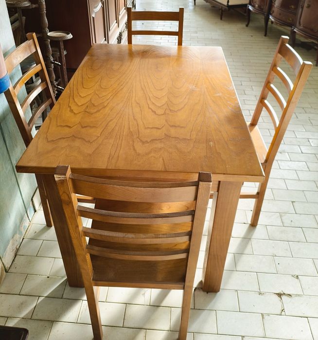 Mesa robusta maciça e quatro cadeiras
