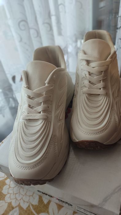 Кросівки кремового кольору