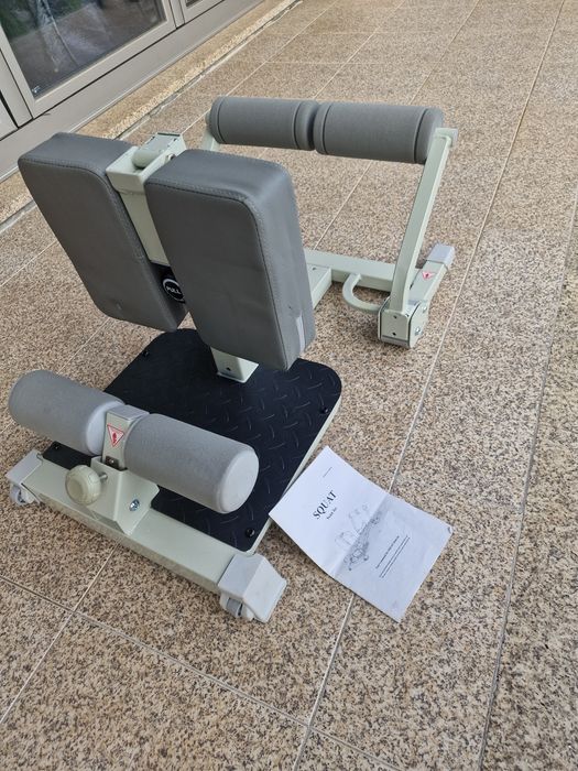 máquina de fitness é uma BailingDS Hip Thrust Trainer dobrável em cinza