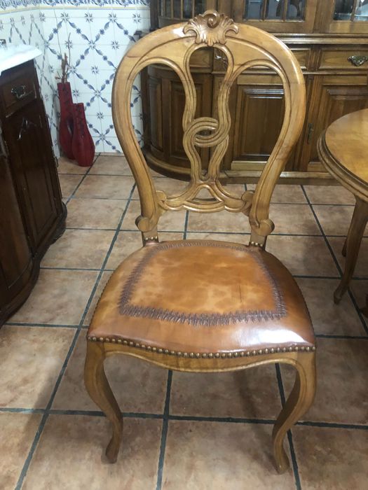 Mesa antiga com 8 cadeiras