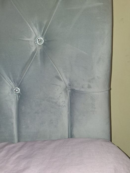 Cama de casal estofada com arrumação