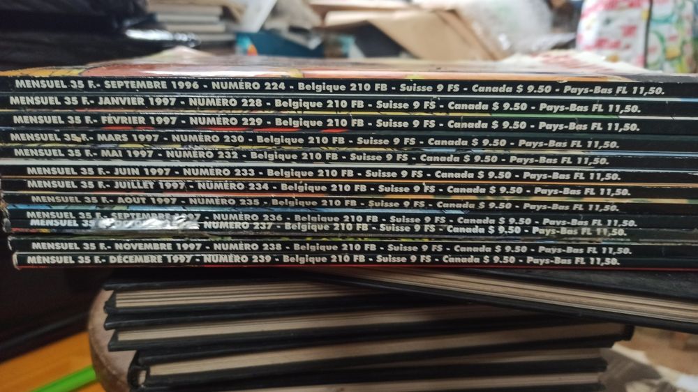 A Suivre 12 revistas de banda desenhada.