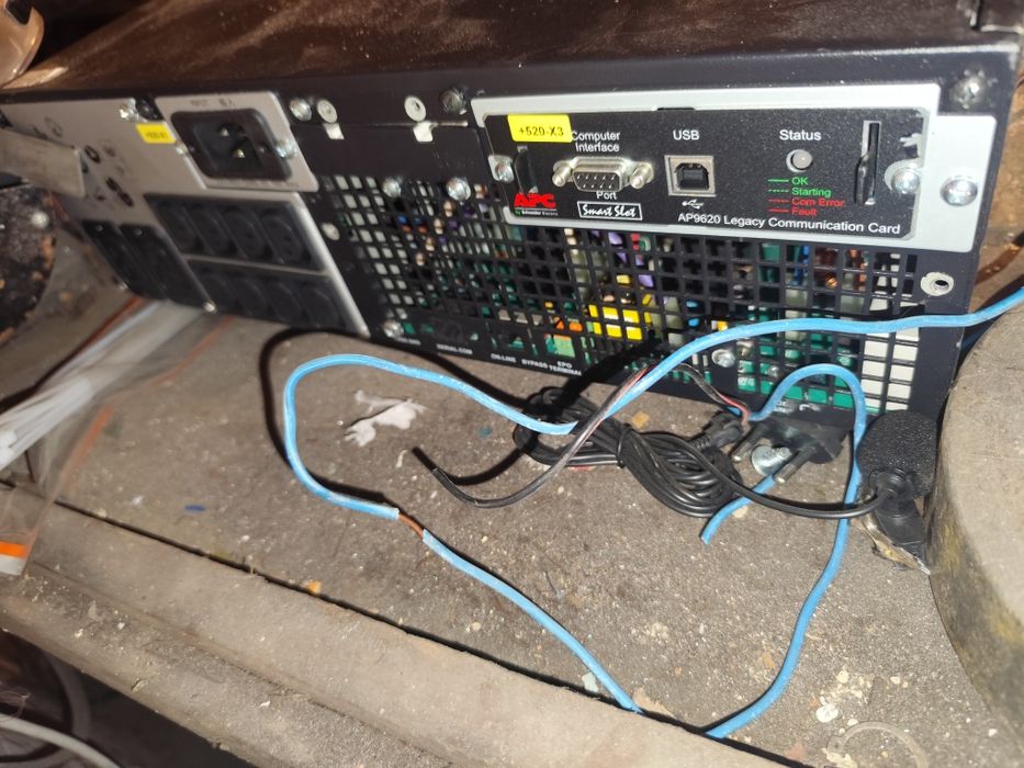 Ups Apc 3000 z akumulatorami i kablami