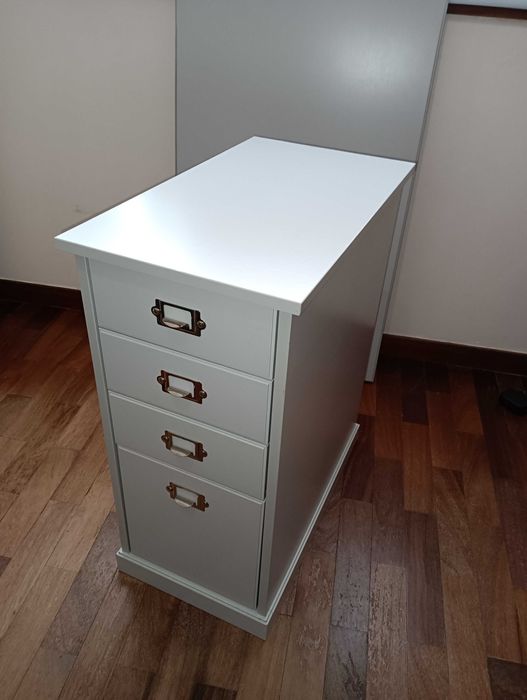 Secretária cinza claro VEBJÖRN – usada