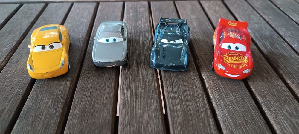 Brinquedos carros e aviões pixar