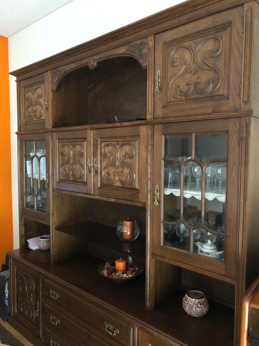 Móvel em madeira maciça