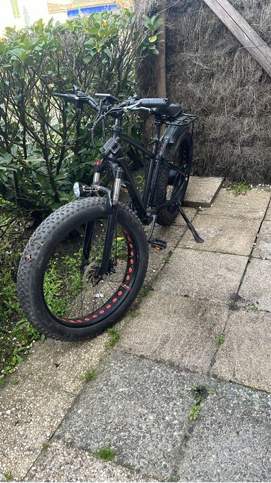 Bicicleta elétrica, se encontra em bom estado, alguns arranjos a fazer, sem bateria.
