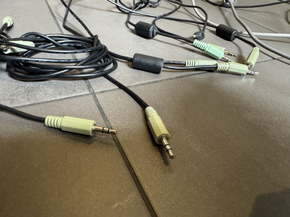 Zestaw kabli: 3 sztuki USB 2.0 A-B, 8 szt. USB - Micro USB, 9 szt. mini jack - mini jack
