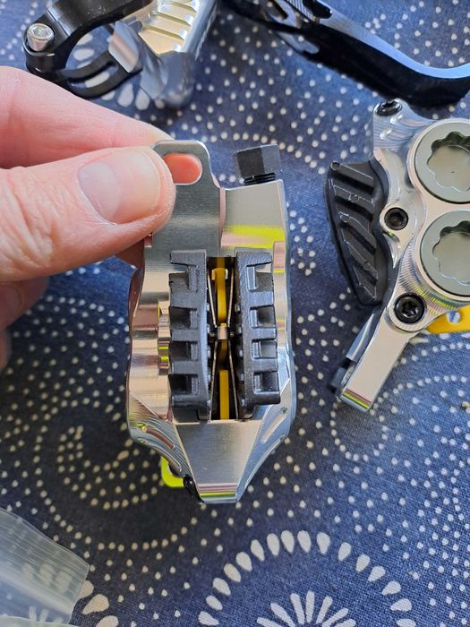 Hamulce 4 tłoczkowe Zrace jak Trickstuff piccola