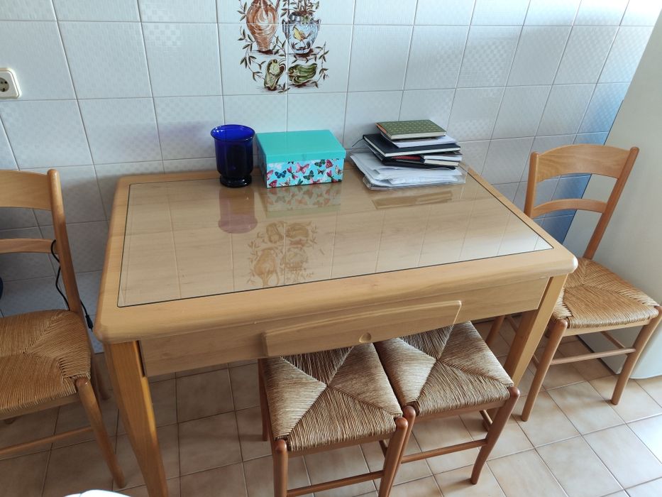 Mesa de cozinha em madeira e tampo de vidro com grande gaveta, 2 cadeiras e 2 bancos com assento de palhinha