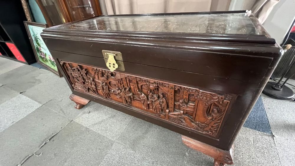Arca antiga fabricada  em 1930 madeira antiga cânfora  fabrico  Shangai Macao