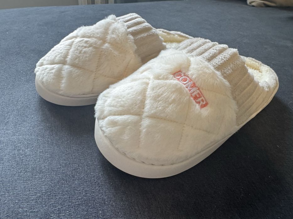 Nowe beżowe pluszowe kapcie z napisem wkładka 24 cm