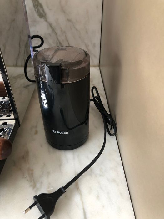 Máquina de café e moinho.