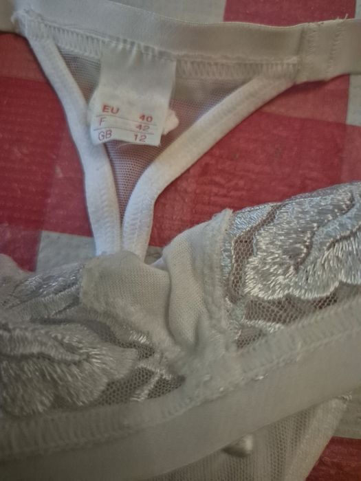 Białe stringi Triumph 40 nowe bez metek