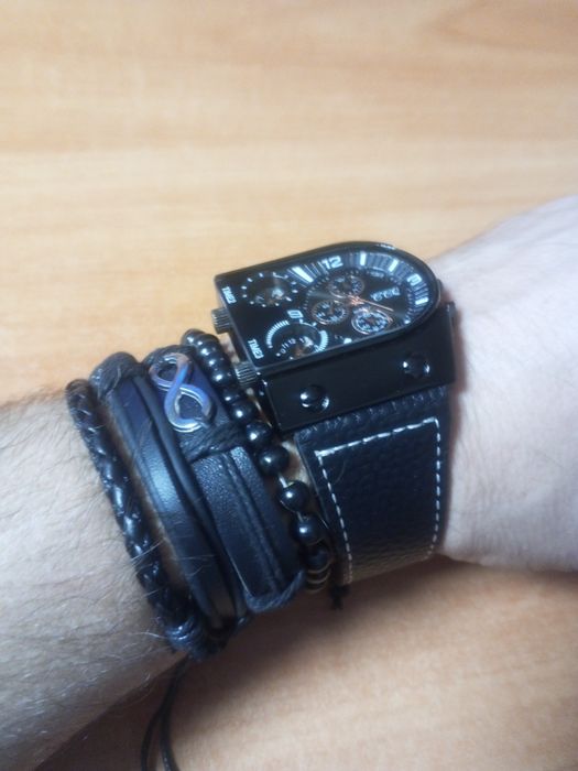 Чоловічий годинник.