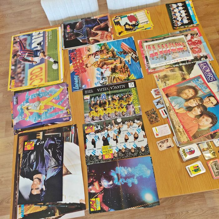 Posters, calendários e autocolantes antigos (anos 80 e 90)