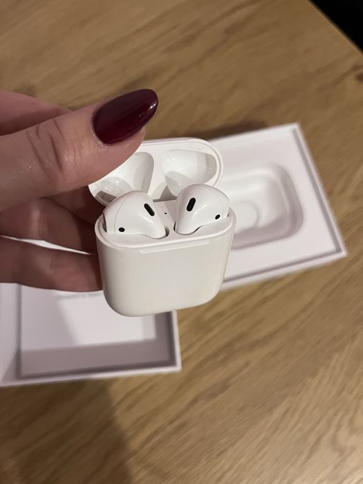 Apple AirPods 2 (з зарядним кейсом)