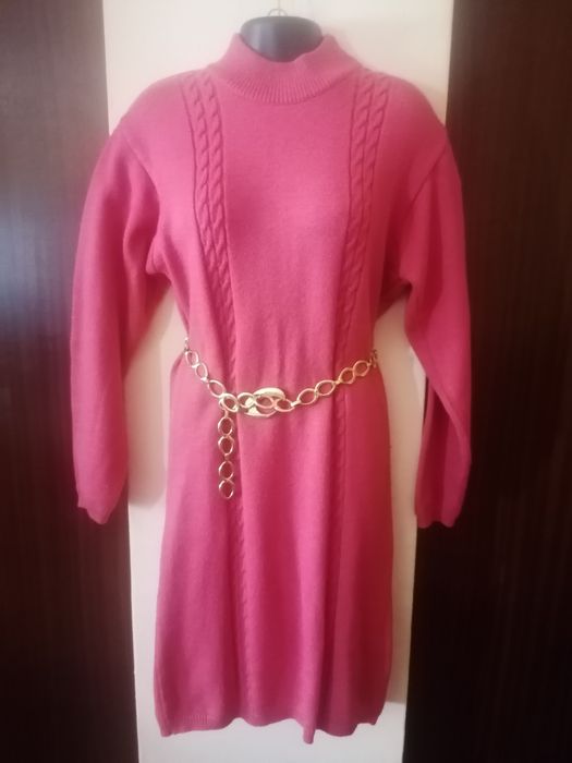 Vestido de malha, faixas verticais em trança com relevo