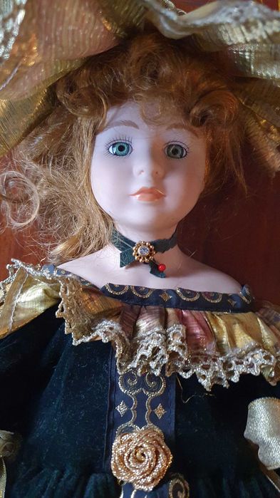Boneca de porcelana, vintage e com suporte.