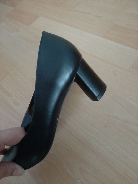 Buty pantofle  na słupku