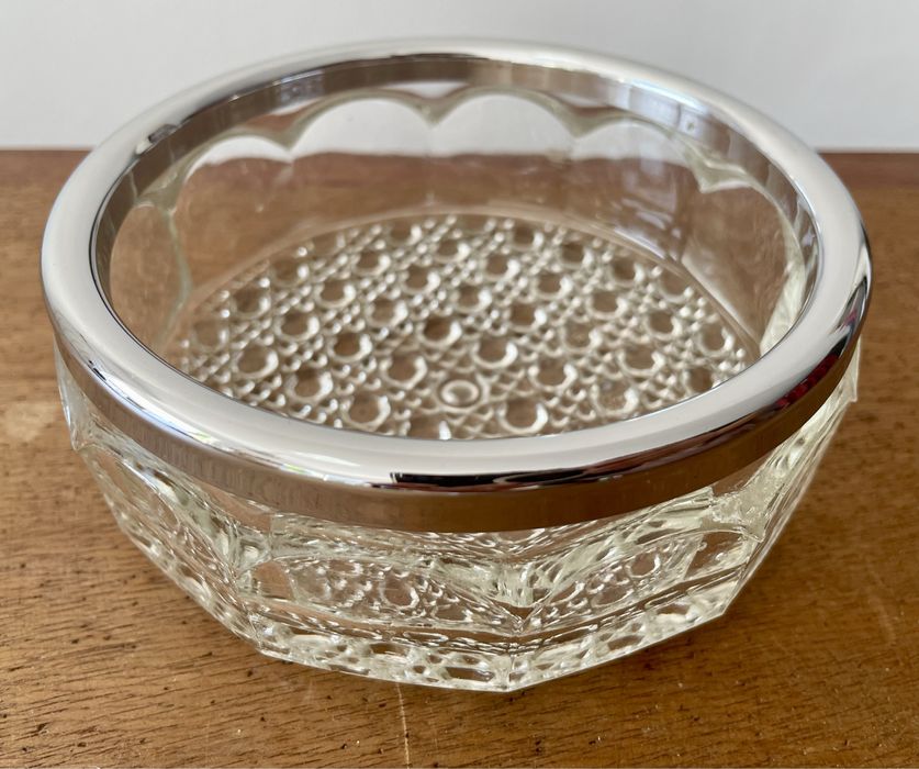 Taça de vidro Hobnail com remate prateado.